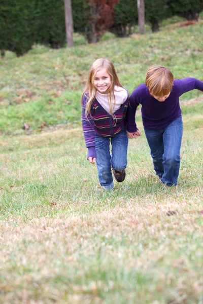 Crianças se divertindo correndo no parque — Fotografia de Stock