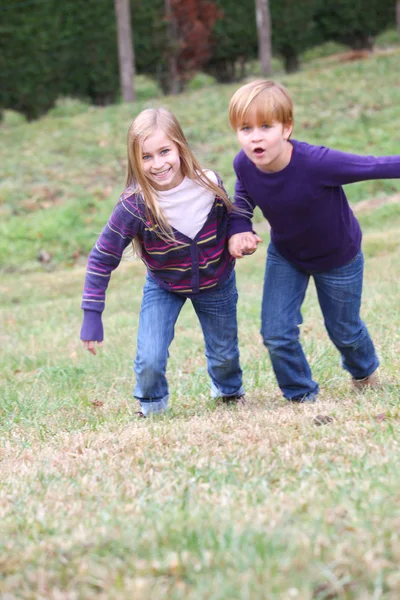 Crianças se divertindo correndo no parque — Fotografia de Stock