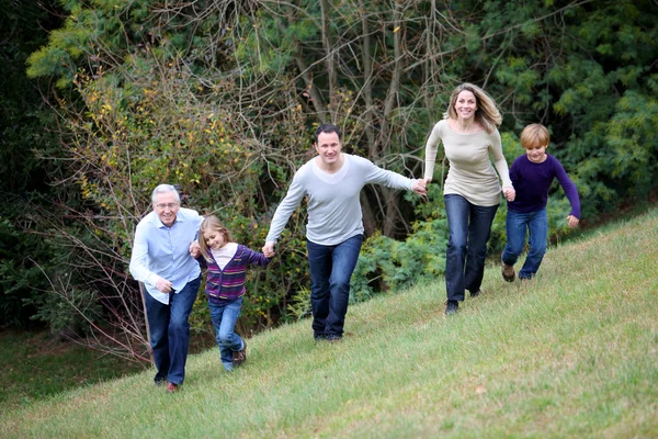 Οικογένεια διασκέδαση τρέχει στο πάρκο — Φωτογραφία Αρχείου