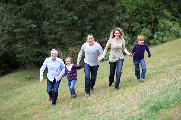 Família se divertindo correndo no parque — Fotografia de Stock