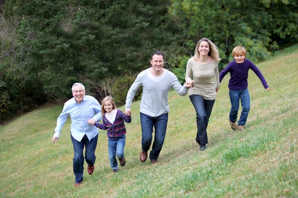 Famiglia che si diverte a correre nel parco — Foto Stock