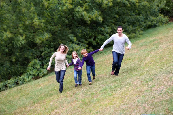 Семья весело бегает в парке — стоковое фото