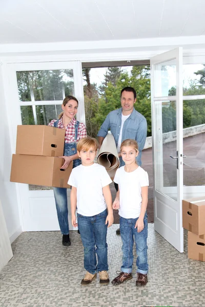 Family of 4 moving in new home — Stock Photo, Image