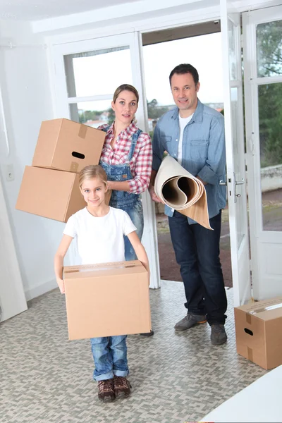 Familj flytta i nytt hus — Stockfoto