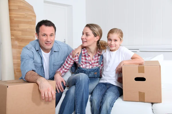 Glad familj flytta i nytt hus — Stockfoto
