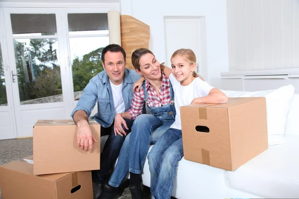 Famiglia felice che si trasferisce in una nuova casa — Foto Stock