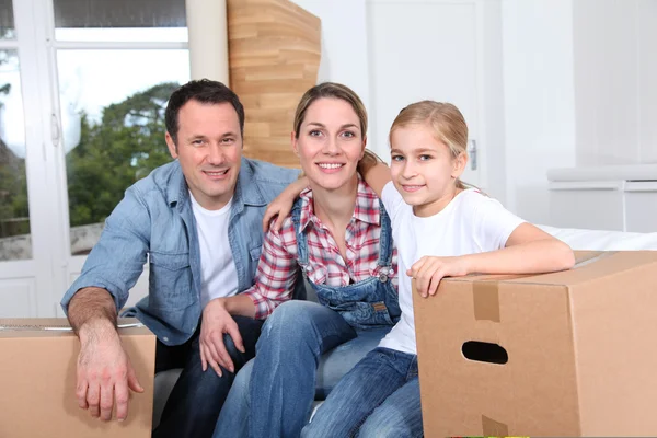 Família feliz movendo-se em nova casa — Fotografia de Stock