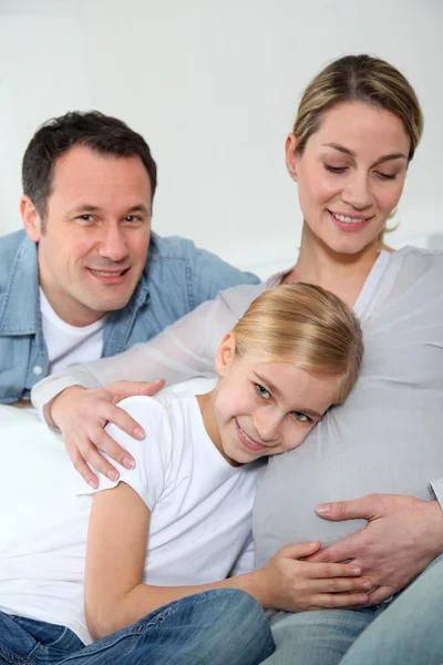 Portret van familie verwachten nieuwe baby te komen — Stockfoto