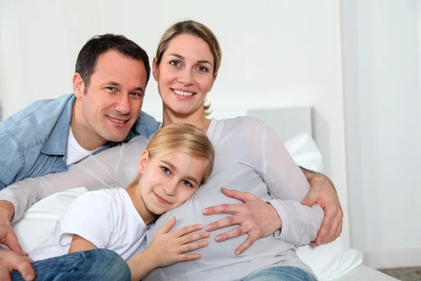 Porträtt av familjen väntar nya baby framöver — Stockfoto