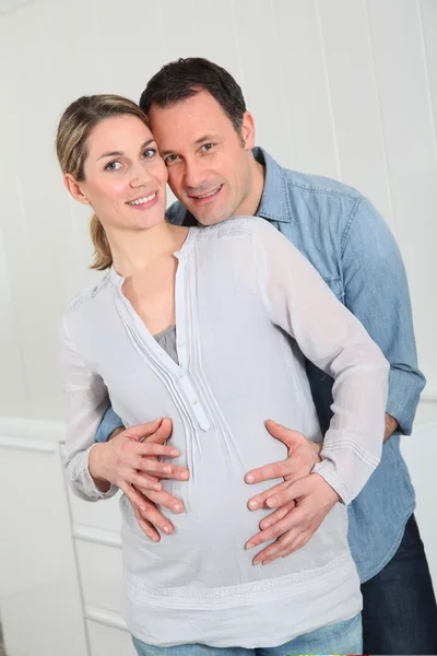 Portret mężczyzny i kobiety w ciąży — Zdjęcie stockowe