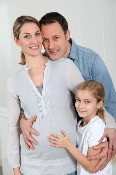 Ritratto di famiglia in attesa di nuovo bambino a venire — Foto Stock