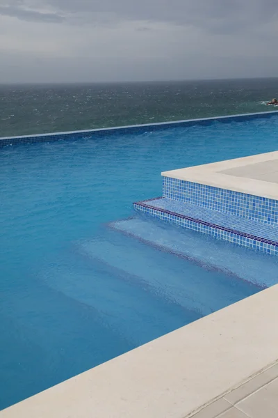 Nowoczesny basen z widokiem na ocean — Zdjęcie stockowe