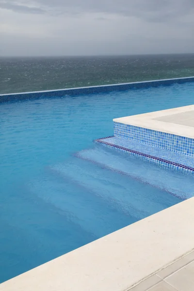 Modern swimming-pool with view towards the ocean — Stock Photo, Image