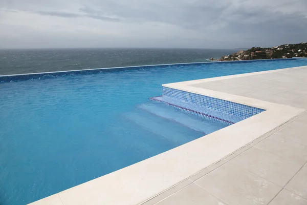 Moderna piscina con vistas al océano — Foto de Stock