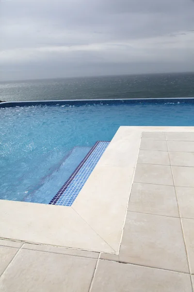Doğru okyanus manzaralı modern Yüzme Havuzu — Stok fotoğraf