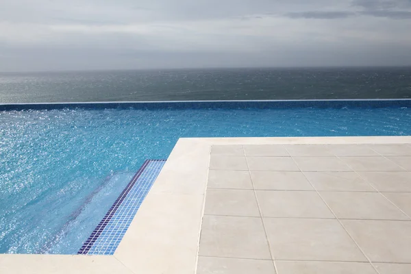 现代游泳池与海洋观 — 图库照片