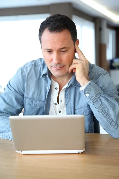 Adult man surfing on internet at home — Stock Photo, Image