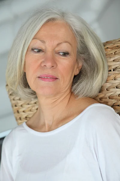 Close-up van senior vrouw ontspannen thuis — Stockfoto