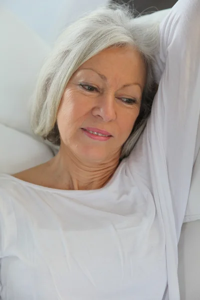 Nahaufnahme einer Seniorin, die sich zu Hause entspannt — Stockfoto
