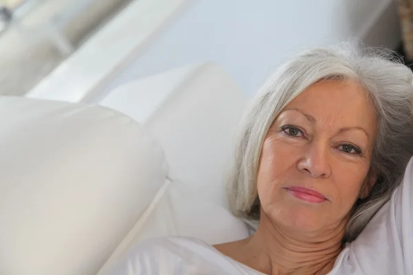 Close-up van senior vrouw ontspannen thuis — Stockfoto
