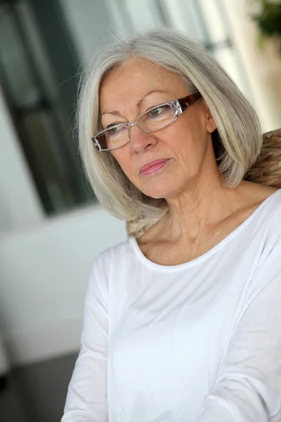 Retrato de una mujer mayor con anteojos — Foto de Stock