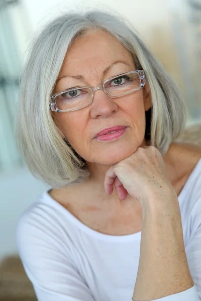 Retrato de mulher idosa usando óculos — Fotografia de Stock