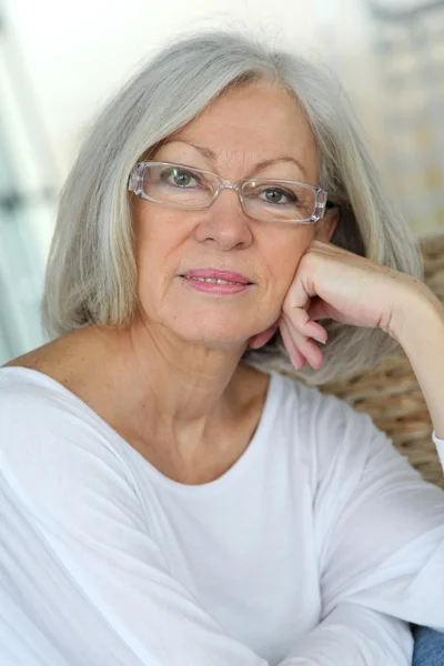 Retrato de mulher idosa usando óculos — Fotografia de Stock