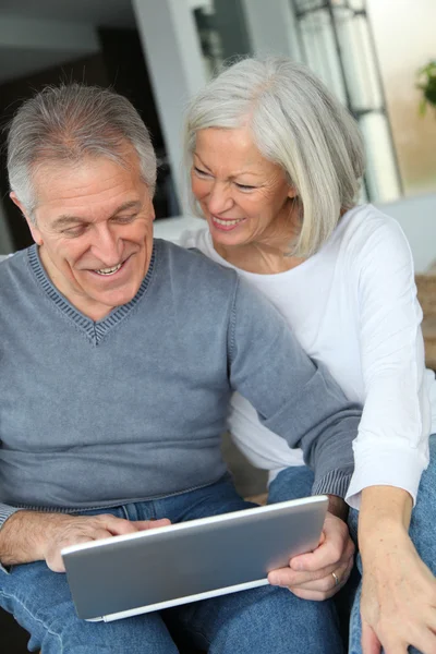 Glückliches Senioren-Paar zu Hause über Internet verbunden — Stockfoto