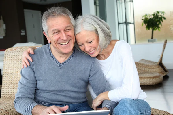 Boldog idősebb pár összekapcsolt-ra internet otthon — Stock Fotó