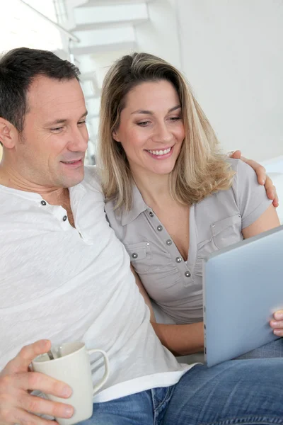 Çift evde elektronik tablet kullanarak — Stok fotoğraf