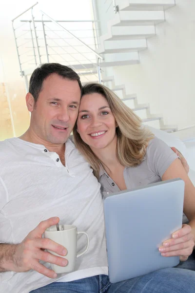 Paar thuis met behulp van elektronische Tablet PC — Stockfoto
