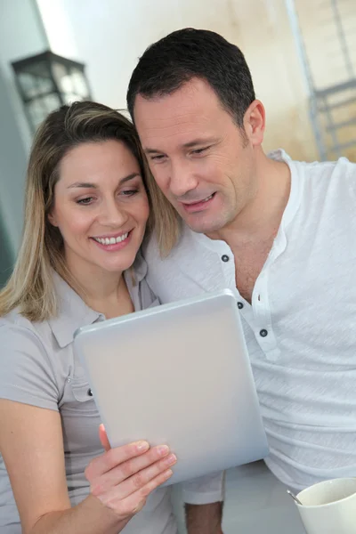 Pár doma pomocí elektronických tablet — Stock fotografie
