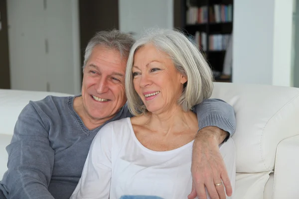 Idősebb pár ül a kanapén, otthon — Stock Fotó