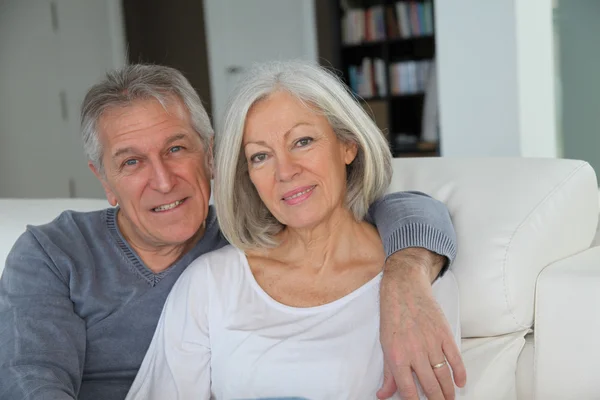Senior couple sitting in sofa at home — Stock Photo, Image