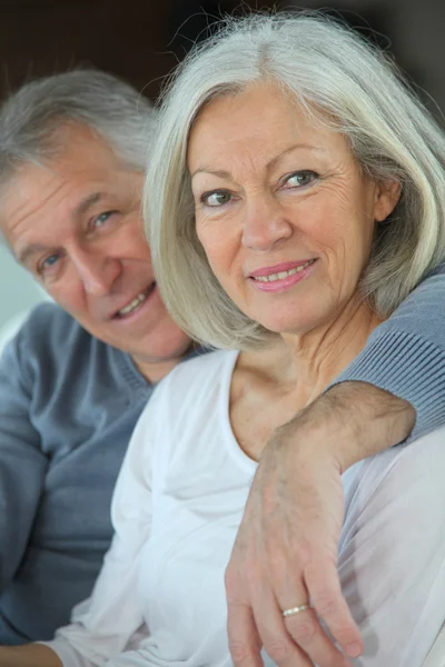 Seniorenpaar sitzt zu Hause auf Sofa — Stockfoto