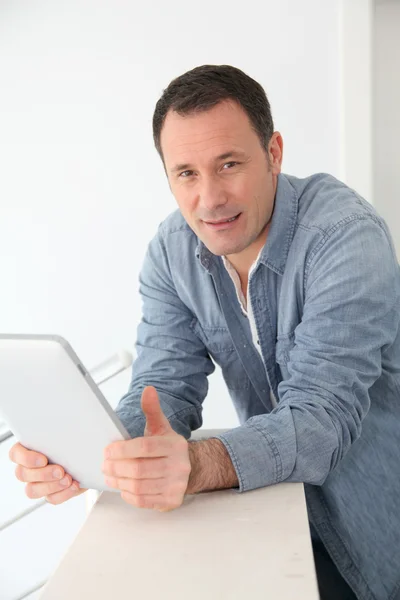 Homme utilisant une tablette électronique — Photo