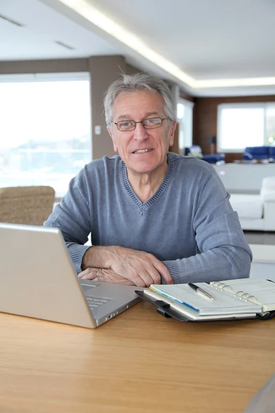 Senior mannen hemma framför bärbar dator — Stockfoto