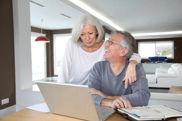 Äldre par surfa på internet i hemmet — Stockfoto