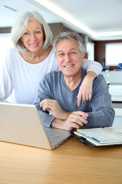 Seniorenpaar surft zu Hause im Internet — Stockfoto