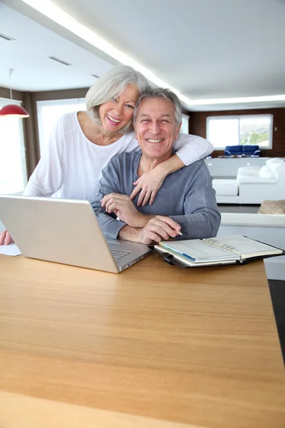 Старша пара, що серфінгує в Інтернеті вдома — стокове фото
