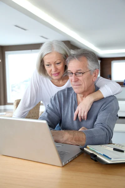 Senior-Paar macht gesicherte Zahlung im Internet — Stockfoto