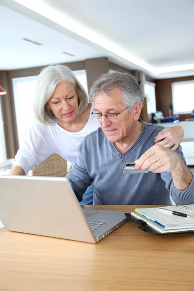 Äldre par att göra säkra betalningar på internet — Stockfoto