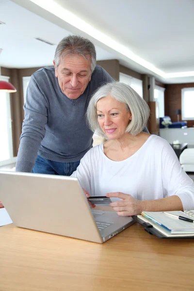 Idősebb pár biztonságos fizetést teljesítő elemzése — Stock Fotó