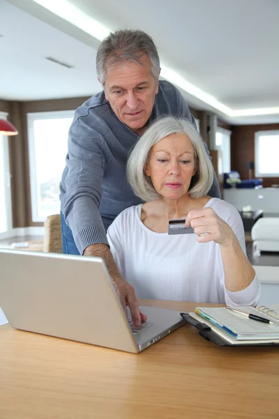 Senior-Paar macht gesicherte Zahlung im Internet — Stockfoto