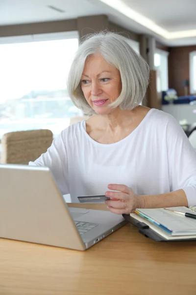 Senior vrouw doen online winkelen thuis — Stockfoto