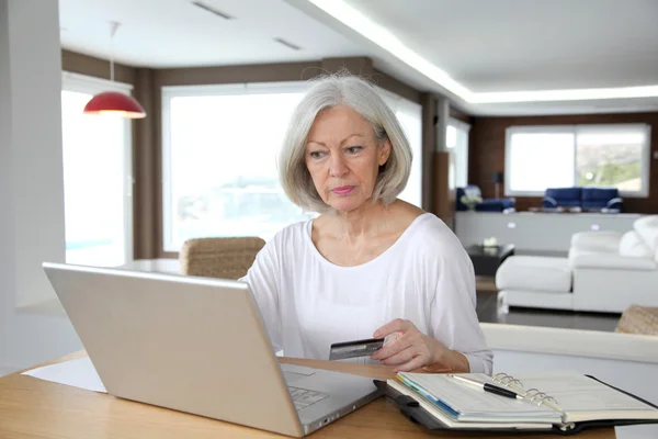 Starszy kobieta robi zakupy online w domu — Zdjęcie stockowe