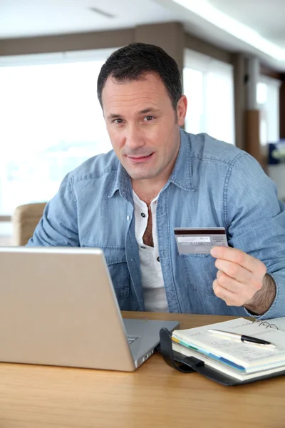 Online ödeme yapmak bilgisayar önünde adam — Stok fotoğraf