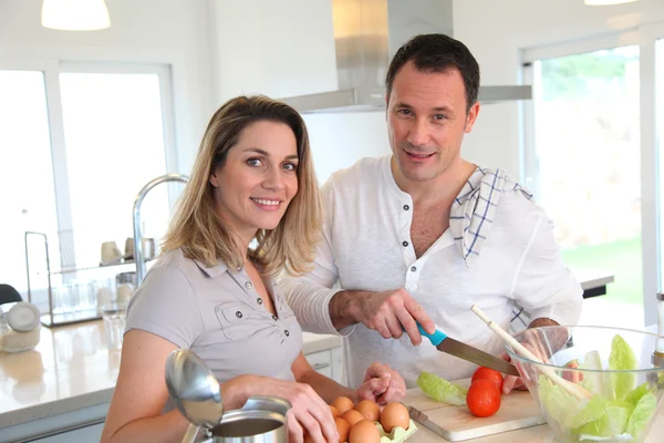 家庭の台所の食事を準備するのカップル — ストック写真