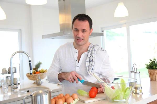 Adam mutfakta yemek hazırlama — Stok fotoğraf