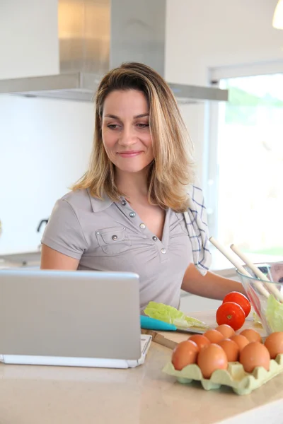 Mulher na cozinha preparando o almoço — Fotografia de Stock